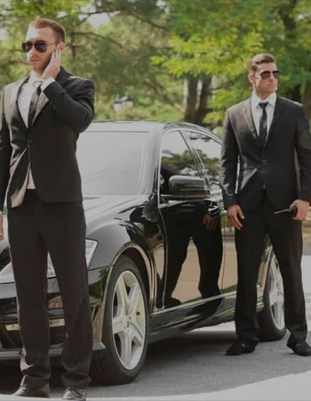 تصویر دو بادیگارد در کنار خودرو