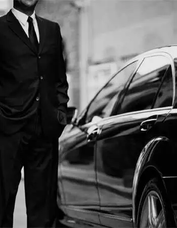 تصویر یک محافظ کت و شلوار پوشیده در کنار خودرو بنز