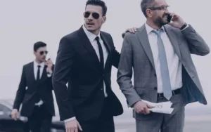 تصویر یک بادیگارد در حال محافظت از مشتری خود