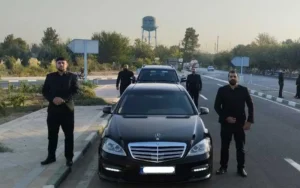 تیم بادیگاردی در کنار خودرو بنز