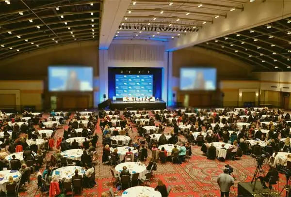 برگزاری یک جشن شرکتی در یک سالن کنفرانس بزرگ