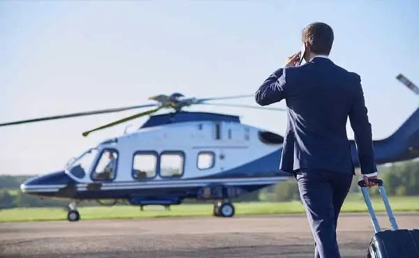 بیزینس من در حال سوار شدن به هلیکوپتر لوکس