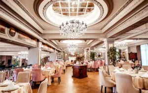 تشریفات خدمات در یک سالن مجلل مهمانی