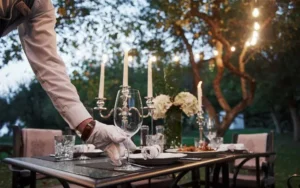 تصویر نیروی خدمات در حال چیدن میز پذیرایی مهمانی در باغ