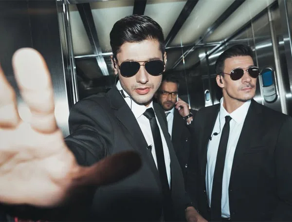 بادیگاردها در حال همراهی یک مدیرعامل شرکت سرشناس