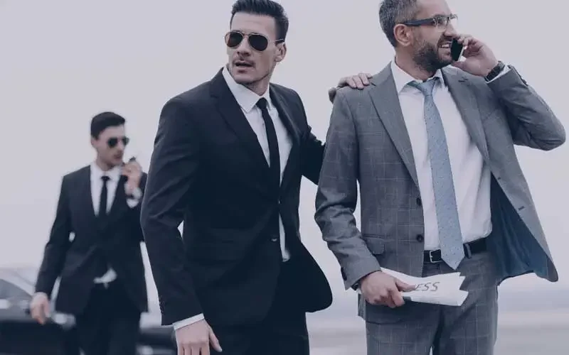 تصویر یک بادیگارد در حال محافظت از مشتری خود