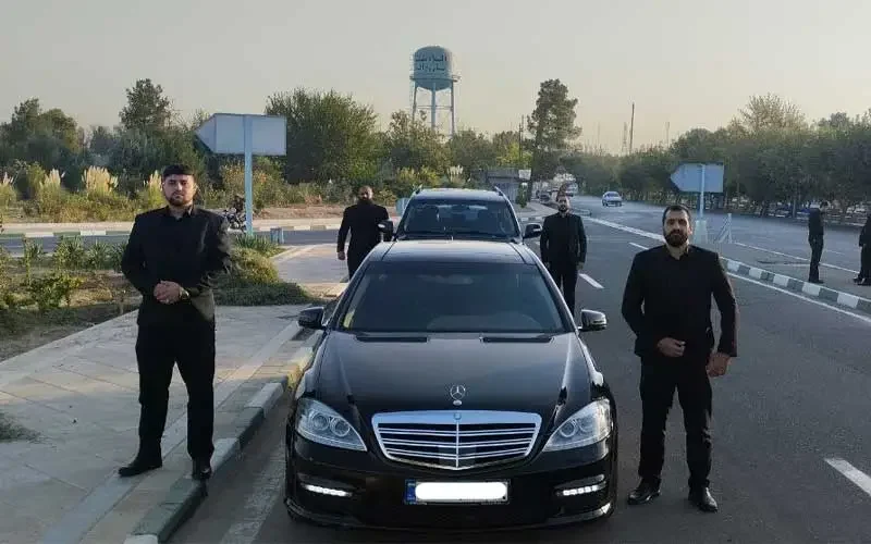 تیم بادیگاردی در کنار خودرو بنز