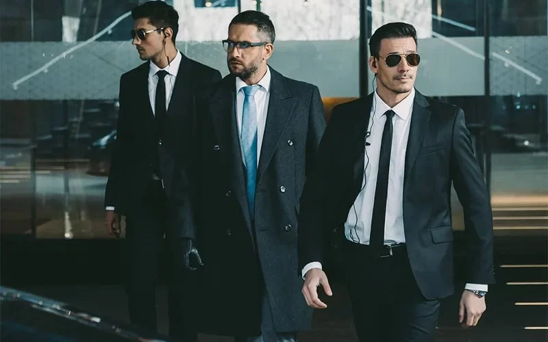 تصویر دو بادیگارد در اطراف مشتری خود