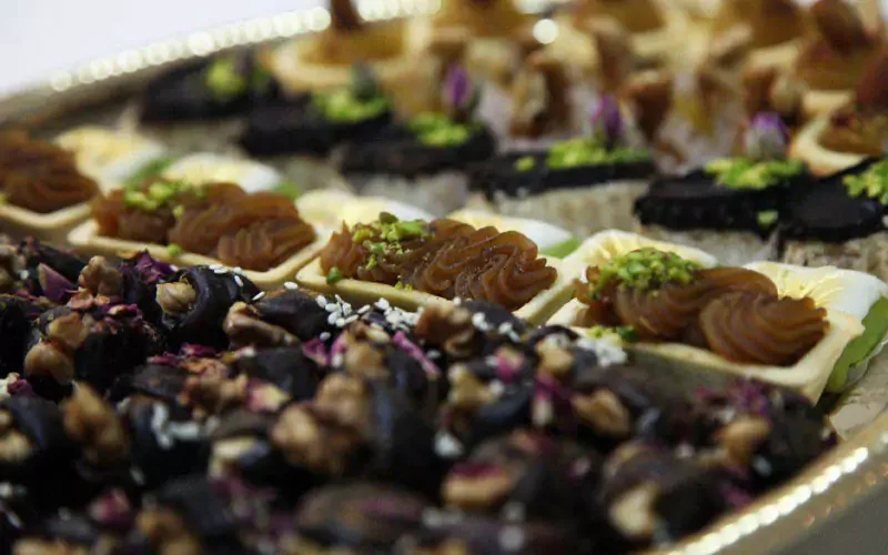 میز دیزاین شده برای مراسم ترحیم به همراه خرما و حلوا